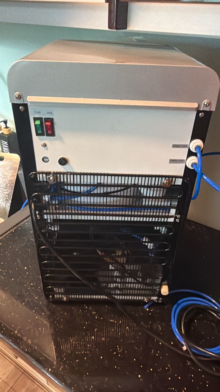 Back of the unit: Cold and Hot switches, gap under the top cover